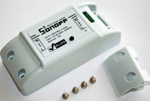 Abbildung 1: Lieferumfang eines Standard-Sonoff-Moduls.