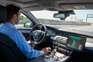 Abbildung 1: Ein selbstfahrender BMW trainiert das hochautomatisierte Fahren auf der Autobahn, hier den Autobahnwechsel an Autobahnkreuzen. 