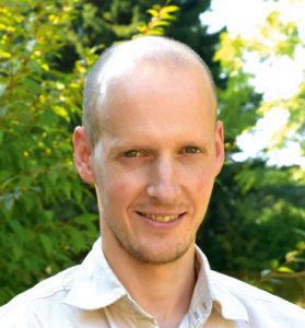 Prof. Dr. Daniel G&ouml;hring arbeitet am Institut f&uuml;r Informatik im Dahlem Center for Machine Learning and Robotics. In seiner Forschung konzentriert er sich auf die Wahrnehmung von Robotern, die Objektverfolgung, die Selbstlokalisierung und Planung. Neben der Verhaltensplanung f&uuml;r einzelne Roboter interessiert er sich auch f&uuml;r Methoden der planerischen Kooperation. Das Probleml&ouml;sen mit begrenzten Sensordaten und limitierter Rechenleistung sieht er als besondere Herausforderung. 