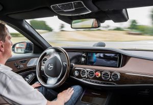 Abbildung 2: Auch bei Modellen von Mercedes-Benz kann der Fahrer schon die H&auml;nde vom Lenkrad nehmen, hier ein S-Class S 500 Intelligent Drive. 