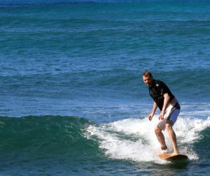 Abbildung 1: Ziel: Der Autor surft auf Hawaii, w&auml;hrend ein KI-System seine Kolumne schreibt. 