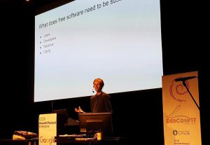 Abbildung 2: In seiner Rede nahm Entwickler Matthew Garrett die Debian-Community ins Gebet.