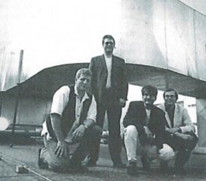 Abbildung 2: Burchard Steinbild, Hubert Mantel, Roland Dyroff, Thomas Fehr (von links) bekommen 1997 den IHK Gründerpreis Mittelfranken verliehen. Suse/IHK Mittelfranken