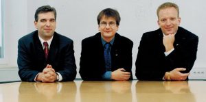 Abbildung 5: Suse-CEO Johannes Nussbickl, Aufsichtsrat Roland Dyroff und Chief Technical Officer Dirk Hohndel, der 2001 seinen Hut nahm (von links). Suse