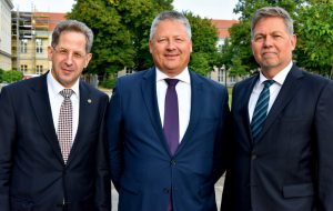 Abbildung 1: Die Präsidenten der Nachrichtendienste des Bundes (von links): Hans-Georg Maaßen (BfV), Bruno Kahl (BND) und Christof Gramm (BAMAD). BfV