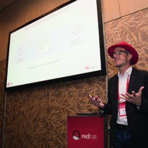Abbildung 2: Daniel Fr&ouml;hlich, Senior Solution Architect Middleware, weist auf Migrationspfade f&uuml;r Altanwendungen hin. 