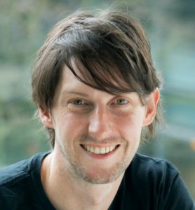 Der Australier Glenn Gore startete seine Karriere beim Internetprovider Oz Mail. Dort lernte er in den 90er Jahren, als das World Wide Web gerade erst loslegte, die technologischen Grundlagen und wie man Internet-Anwendungen skaliert. Sp&auml;ter arbeitete er f&uuml;r den damals weltgr&ouml;&szlig;ten Netzwerkbetreiber UUNET sowie als Chief Technology Officer f&uuml;r den gr&ouml;&szlig;ten australischen Webhoster Web Central. Bei Amazon Web Services war Gore auf mehreren Positionen t&auml;tig, zuletzt als Head of Architecture f&uuml;r die Regionen Asia Pacific und EMEA. Heute ist er als Chief Architect verantwortlich f&uuml;r die Erarbeitung von architektonischen Best-Practice-L&ouml;sungen und die Arbeit mit Gro&szlig;kunden. Er war beteiligt an Projekten mit Facebook, Twitter und der NASA. 