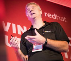 Abbildung 3: Trotz Microsoft-Shirt auf der richtigen B&uuml;hne: R&uuml;diger Schickhaus, Technology Solution Professional f&uuml;r Cloud Infrastructure, Open Source. 