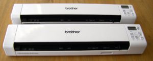Abbildung 1: &Auml;u&szlig;erlich fast identisch: Brother DS-820W (hinten) und DS-920DW (vorn).