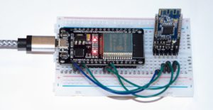 Abbildung 1: Der ESP32-Mikroprozessors (links) wurde zu Testzwecken auf einer Steckplatine mit einem HM-10-Bluetooth-Modul verbunden.