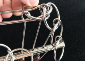 Abbildung 3: &hellip; hochgezogen und unter Ring drei hindurch oben platziert werden.