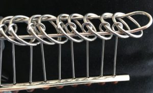 Abbildung 1: Am Anfang liegen alle neun Ringe auf dem Metallrahmen.