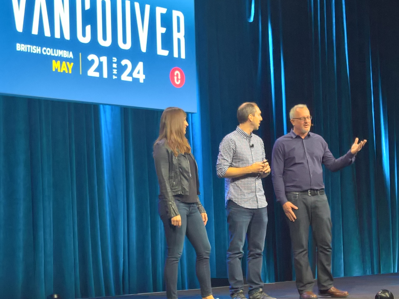 Lauren Sell, Jonathan Bryce und Mark Collier von der Openstack Foundation bei der Keynote.