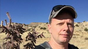 Abbildung 1: Der Autor mit Kappe in der W&uuml;ste Arizonas.