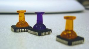 Abbildung 6: Beim Pinnwandnadel-Trick gilt es, die Nadel zu entfernen und den Rumpf auf den Chip zu kleben, um einen Griff zum einfachen Herausziehen zu erhalten.