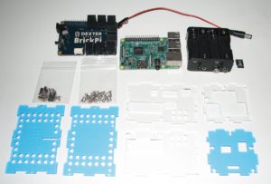 Abbildung 1: Die Einzelteile des Brick Pi 3 Base Kit vor dem Zusammenbau.