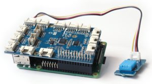 Abbildung 1: Das Grove-Pi-Board stülpt sich wie hier über den Anfang der GPIO-Port-Leiste. Das Beispiel erwartet zudem den (blauen) Temperatur- und Luftfeuchtigkeitssensor am Port D4 (hier links oben).