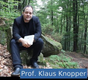 Abbildung 2: Klaus Knopper erkl&auml;rt sein Live-System und stellt dabei auch einige neue Features von Knoppix 8.3 vor.