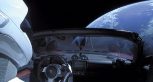 Abbildung 1: Der Elektroschrott-Presse entkommen: Space-X-Gründer Elon Musk ließ als Nutzlast bei der Falcon Heavy Demo Mission einen seiner Tesla-Roadster ins All schießen. Dass sich im Raumanzug am Steuer ein Tesla-Angestellter auf der Abschussliste (Starman) so seiner Entlassung entzogen hat, ist Spekulation.