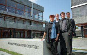 Abbildung 1: Digitalcourage vor dem Bundesverfassungsgericht: Rena Tangens, Jan Dirk Roggenkamp, der K&uuml;nstler und Aktivist Padeluun und Frank Josef Braun (von links). Quelle: Mischa Burmester, CC BY 2.0