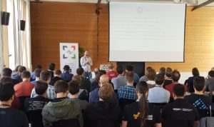 Abbildung 1: Die All Systems Go! sparte auch in diesem Jahr Container nicht aus. Unter anderem stellte Ben Breard die Pl&auml;ne f&uuml;r Fedora Core OS vor.
