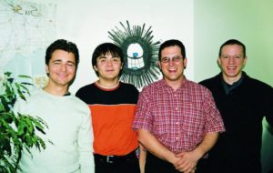 Abbildung 2: Das STTS-Team bei Suse im Jahr 2001. Vordere Reihe von links: Martin Edenhofer, Carsten Groß, Dirk Lerner und Sebastian Wormser.