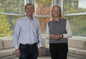 Abbildung 1: Ginni Rometty, Chairman, President und CEO von IBM (rechts). Jim Whitehurst, CEO Red Hat.