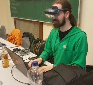 Abbildung 1: Open-HMD-Projektleiter Joey Ferwerda probierte die von einem Besucher spontan vorbeigebrachte AR-Brille aus.