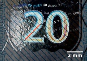 Abbildung 8: Das Ausschnittsfoto einer 20-Euro-Banknote mit einer roten Hilfslinie.