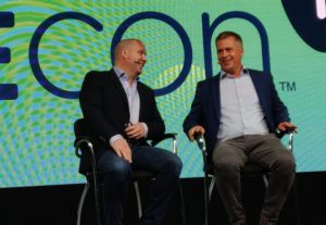 Abbildung 1: Marketing-Chef Michael Miller und CEO Nils Brauckmann (von links) bei der Keynote.