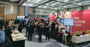 Abbildung 1: Der Marketplace des Summit, Treffpunkt f&uuml;r Firmen, Projekte und Besucher.