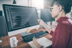 Abbildung 1: Einzelanbieter von Open-Source-Software programmieren in der Regel die Applikationen selbst, die sie dann lizenzieren und verkaufen.