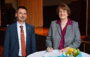 Abbildung 3: Noch scheint alles im Lot: Limux-Projektleiter Peter Hofmann und Münchens Bürgermeisterin Christine Strobl bei der Abnahme der Client-Migration.