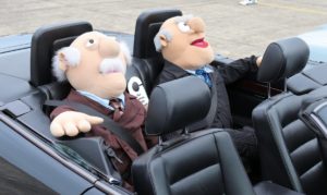 Der im Netz kursierende Schnappschuss soll Torvalds (rechts) und Hohndel (links) an Land in einem Mercedes-Coup&eacute; zeigen. &copy; Joschi71, CC BY-SA 4.0 via Wikimedia Commons