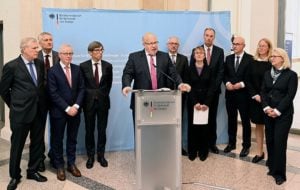 Abbildung 1: Die Expertenkommission Wettbewerbsrecht 4.0 übergibt ihren Abschlussbericht an Bundeswirtschaftsminister Peter Altmaier. Quelle: BMWi/Andreas Mertens