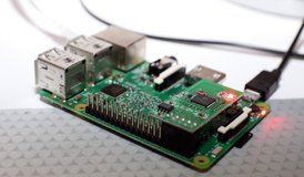 Abbildung 3: Leuchtet die rote LED am Razberry-Board wie hier im Bild durchgehend, dann befindet sich das Modul gerade im Anlernmodus.