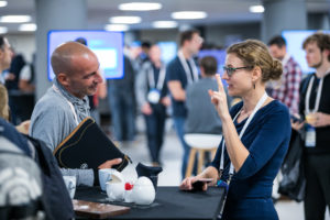 Abbildung 2: Auch jenseits der Keynotes und Vorträge entspann sich ein lebhafter Austausch unter den Teilnehmern. Quelle: Cloud Foundry