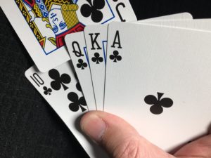 <a href="#artRef-f3">Abbildung 3</a>: Beim Aufnehmen eines Blatts sortiert der Kartenspieler neue Karten ein, indem er in der Hand an der entsprechenden Stelle Platz macht.