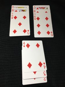 <a href="#artRef-f6">Abbildung 6</a>: Die Funktion »merge()« kombiniert zwei sortierte Stapel (oben) zu einem ebenfalls sortierten Stack (unten) und wählt für den nächsten Schritt immer den oberen Stapel mit der niedrigeren Karte.