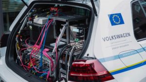 <a href="#artRef-f1">Abbildung 1</a>: Autonome Fahrzeuge tauschen st&auml;ndig Daten mit ihrer jeweiligen Zentrale aus &ndash; Rechenleistung vor Ort ist unbedingt n&ouml;tig. Quelle: VW