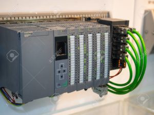<a href="#artRef-f1">Abbildung 1</a>: SPS kommen in der Industrie zum Steuern von Anlagen zum Einsatz, finden sich aber durchaus auch in Privathaushalten. Quelle: Sorapol Ujjin, 123RF