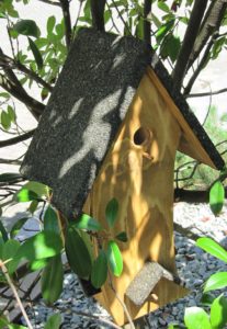 <a href="#artRef-f1">Abbildung 1</a>: Komfortable Meisen-Villa: Das doppelst&ouml;ckige Vogelhaus in Charlys Garten.