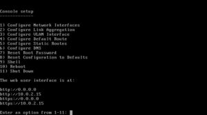 <a href="#artRef-f2">Abbildung 2</a>: FreeNAS bootet auf der Konsole automatisch immer in dieses Menü, über das Admins nicht nur die aktuellen IP-Adressen einsehen, sondern bei Bedarf schnell die Konfiguration anpassen kann.