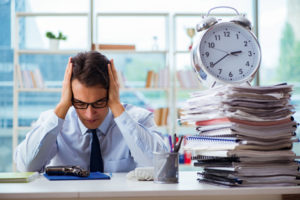 <a href="#artRef-f1">Abbildung 1</a>: Auch wenn man als Freelancer nicht immer auf die Uhr schaut, sollte man die Kontrolle &uuml;ber den Zeitaufwand behalten. Andernfalls droht &Uuml;berlastung. Quelle: Elnur Amikishiyev, 123RF