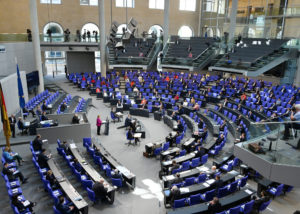 Abbildung 1: Sitzung des Deutschen Bundestags mit Abstand. Quelle: Deutscher Bundestag/Achim Melde
