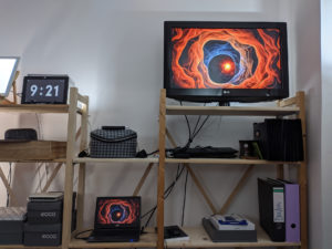 Abbildung 2: Mit dem Ubuntu-basierten Gallium&nbsp;OS und einem externen Bildschirm leistet das Acer C710 links unten im Bild gute Dienste als Mediastation und spielt auch wieder DRM-gesch&uuml;tzte Inhalte.