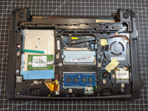 Abbildung 6: Die offene Unterseite des Acer&nbsp;C710 mit der Plastikabdeckung &uuml;ber dem Jumper (Bildmitte links unten).