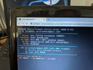 Abbildung 8: Das ChromeOS Device Firmware Utility Script sucht das passende Firmware-Image und installiert es.