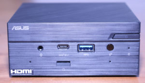 Abbildung 1: Der Asus Mini PC PN51 bietet sowohl auf der Vorderseite &hellip;