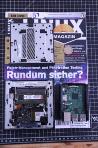 Abbildung 3: Gr&ouml;&szlig;envergleich PN51 mit Linux-Magazin, Maus und 1-Euro-St&uuml;ck.